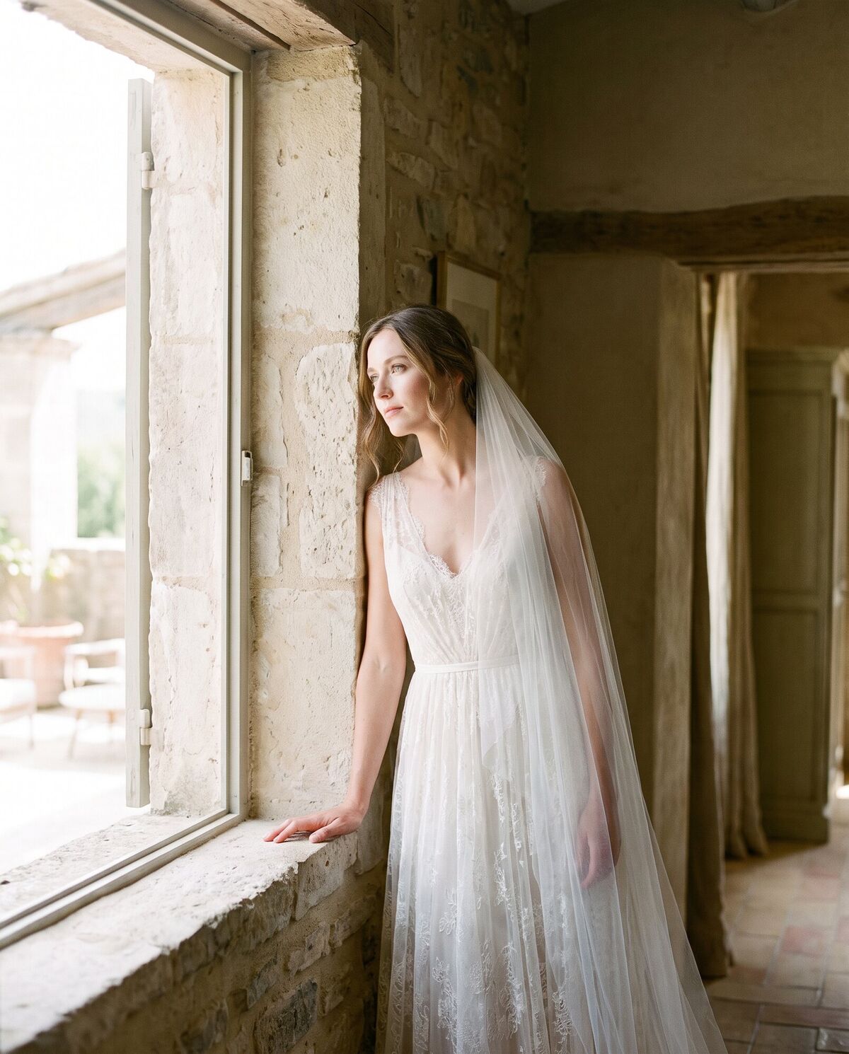 Portrait de mariée près d'une fenêtre, retouché
